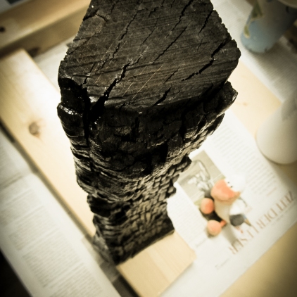 verkohlte Holzscheite in schwarz, mit Harz versiegelt