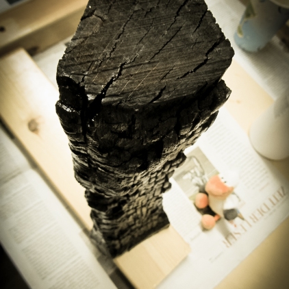 verkohlte Holzscheite in schwarz, mit Harz versiegelt